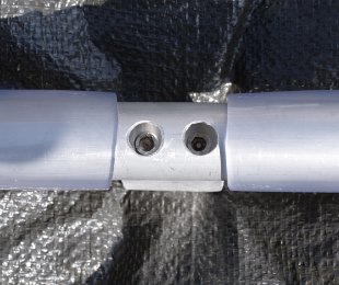 Foto: Verschraubung des Alublocks